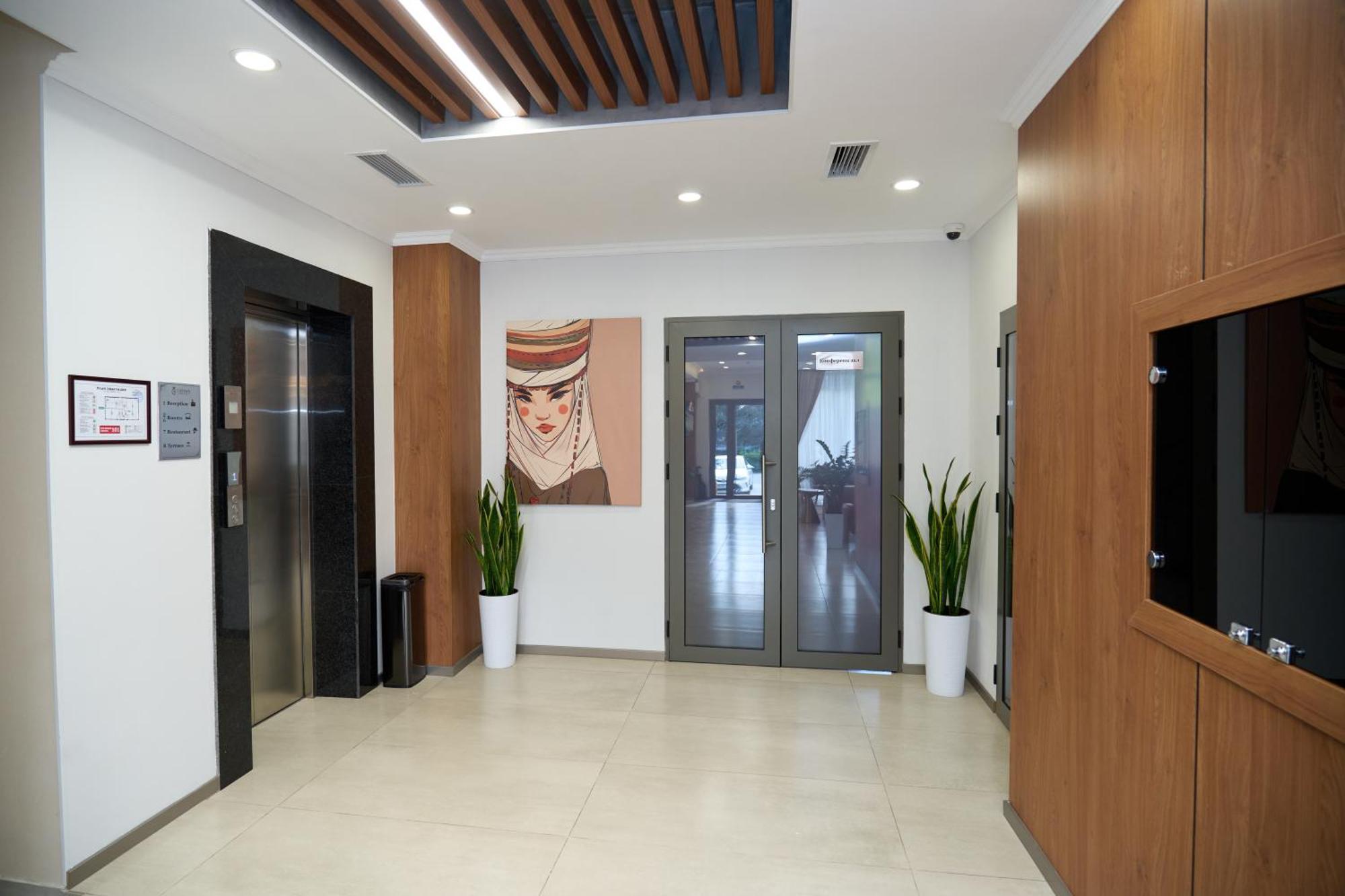 Crown Hotel Бишкек Екстериор снимка