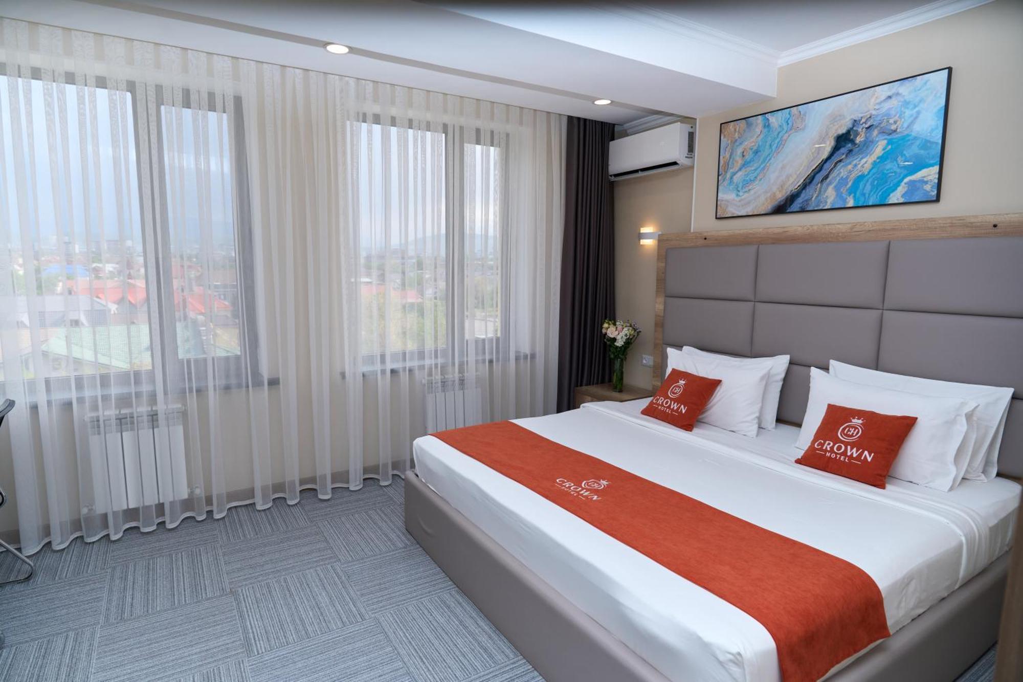 Crown Hotel Бишкек Екстериор снимка