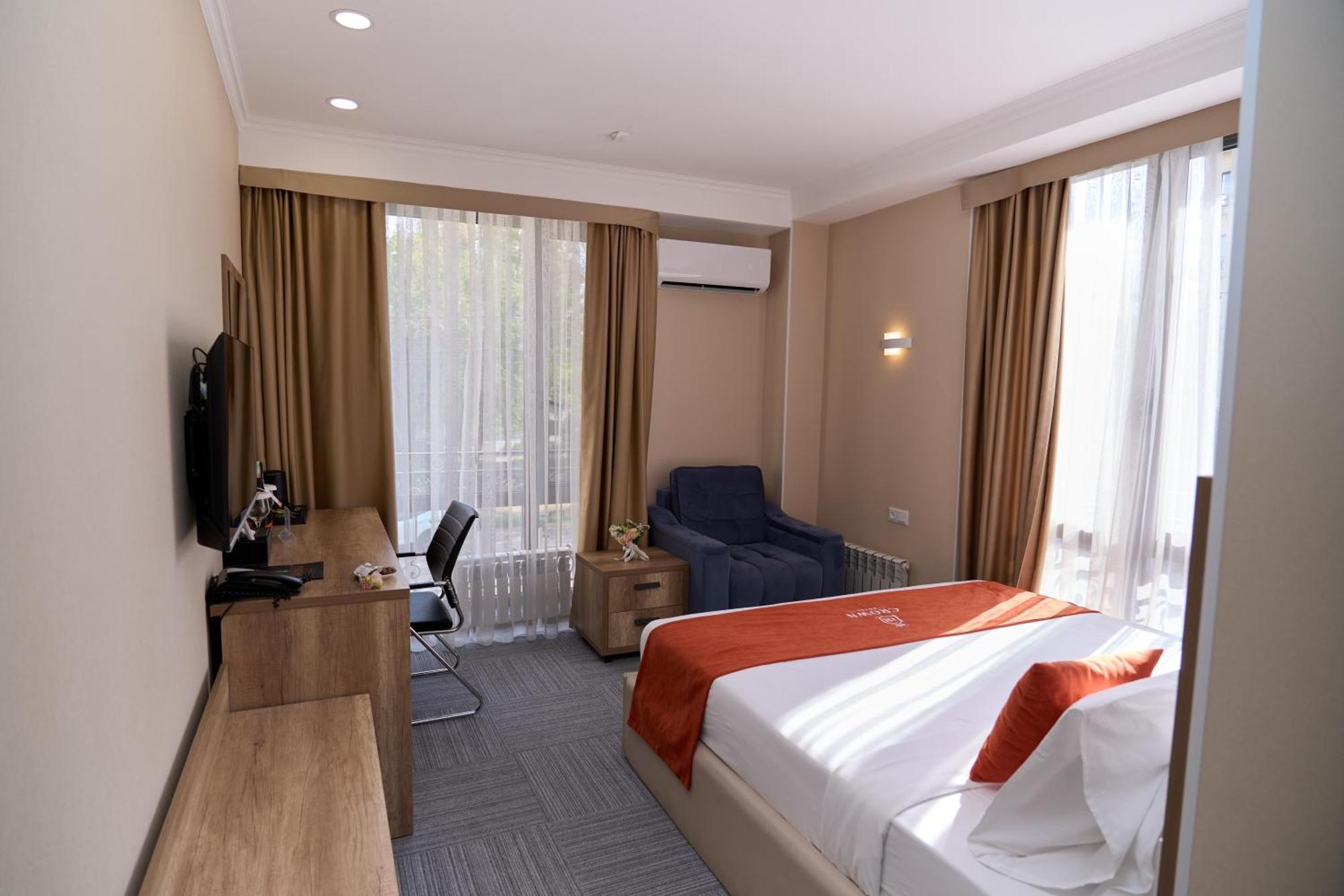 Crown Hotel Бишкек Екстериор снимка