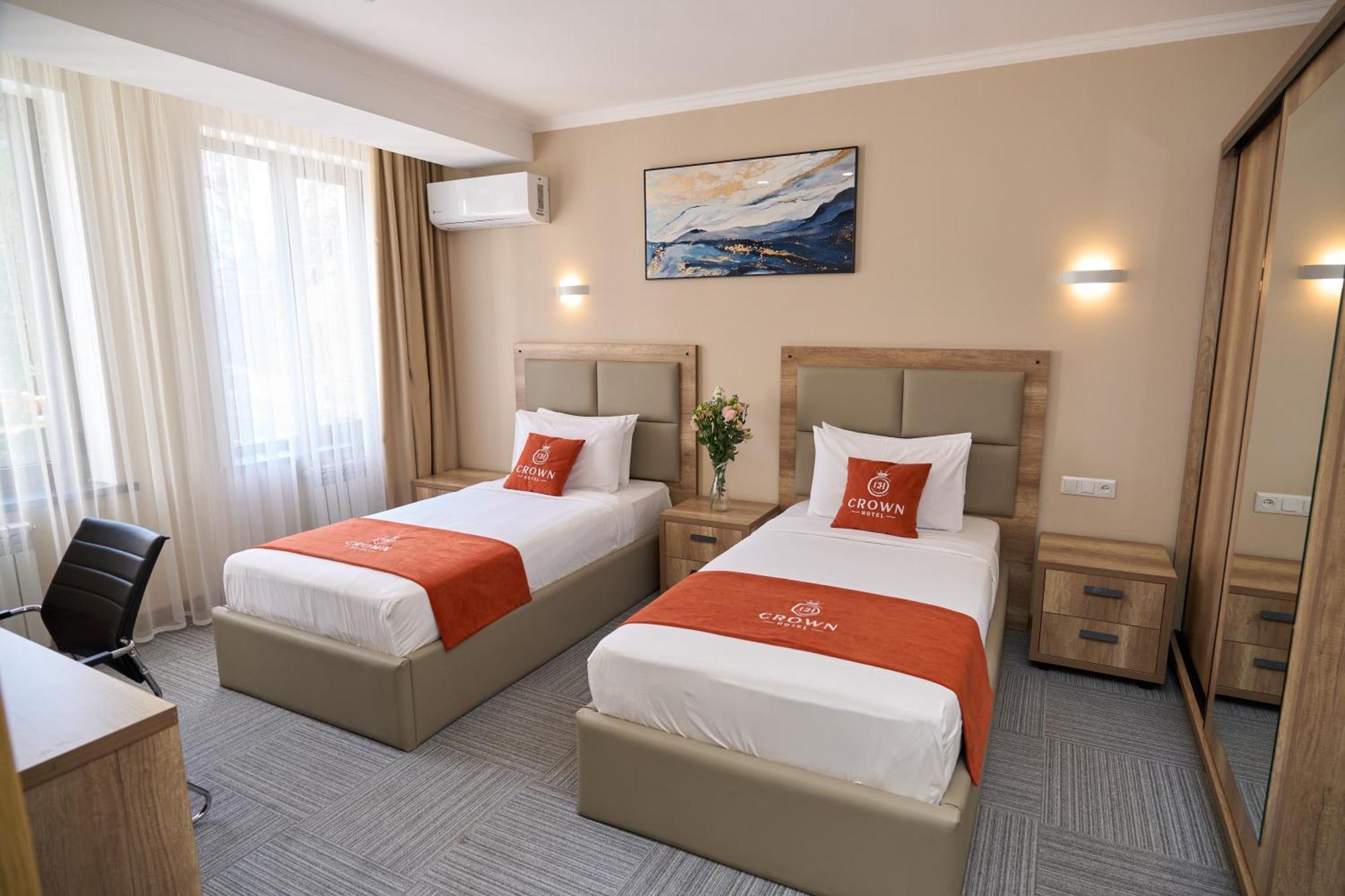 Crown Hotel Бишкек Екстериор снимка