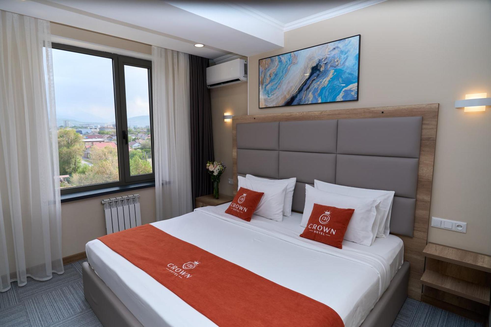 Crown Hotel Бишкек Екстериор снимка