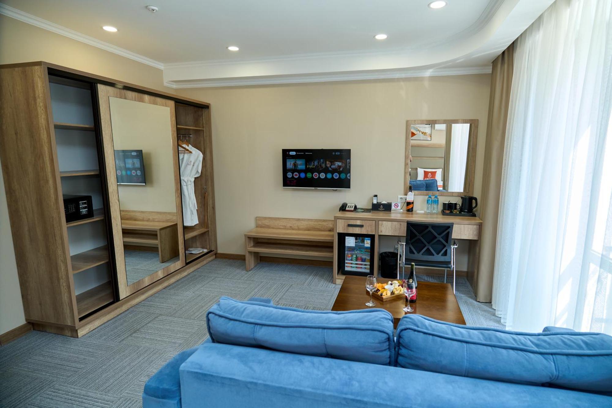 Crown Hotel Бишкек Екстериор снимка