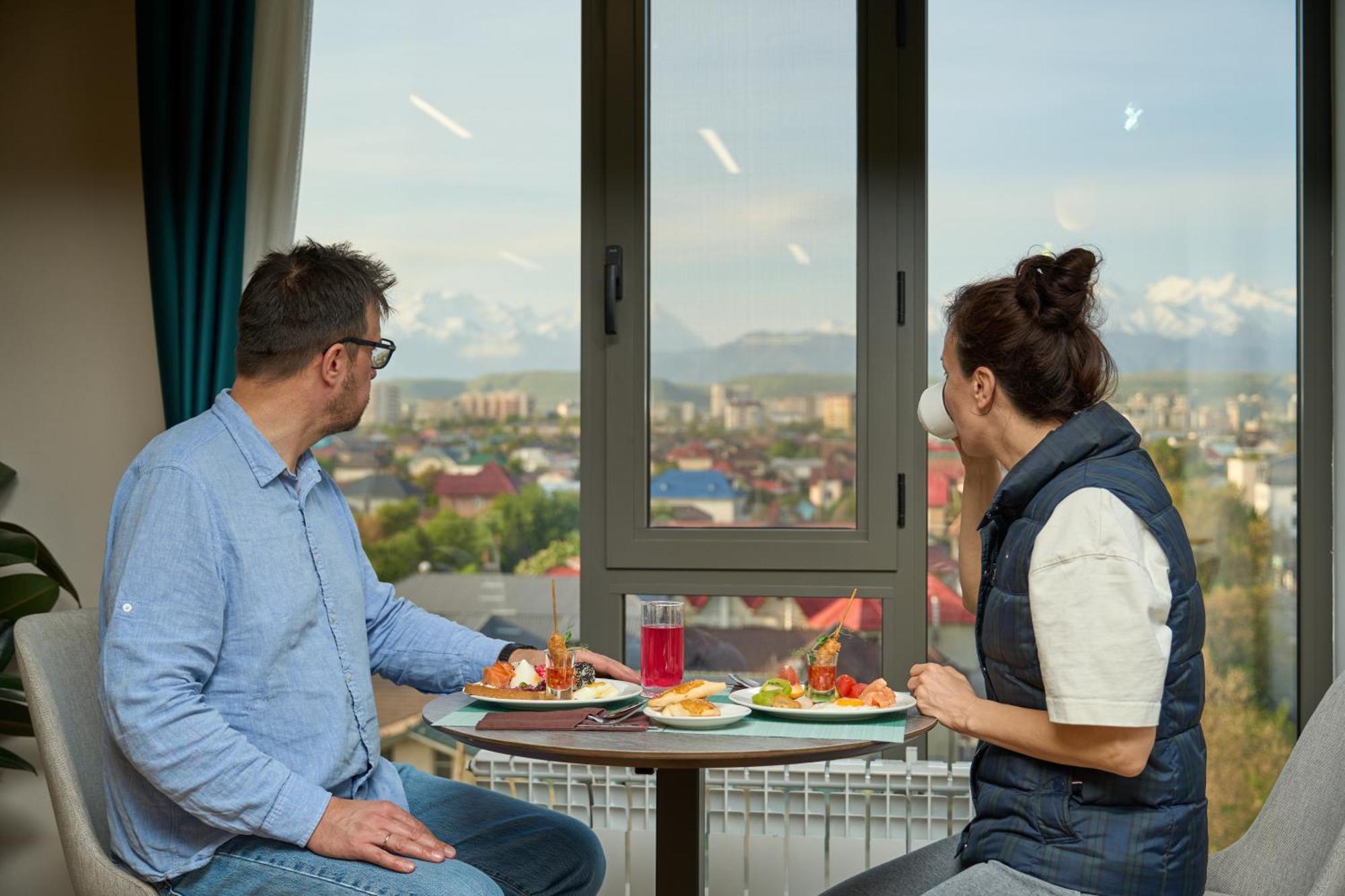 Crown Hotel Бишкек Екстериор снимка
